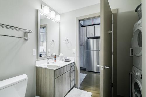 明尼阿波利斯Sable 57的一间带水槽和镜子的浴室