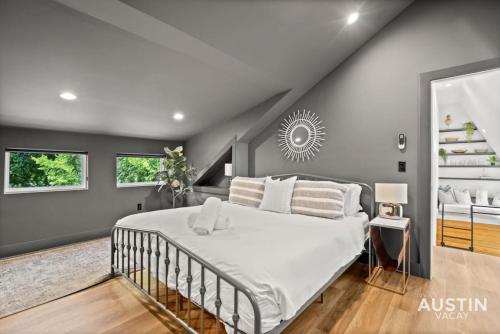 奥斯汀Modern Luxury Home - Minutes from Lady Bird Lake的卧室配有带白色枕头的大床