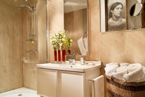 翁弗勒尔La Venelle Saint Jean的一间带水槽和淋浴的浴室