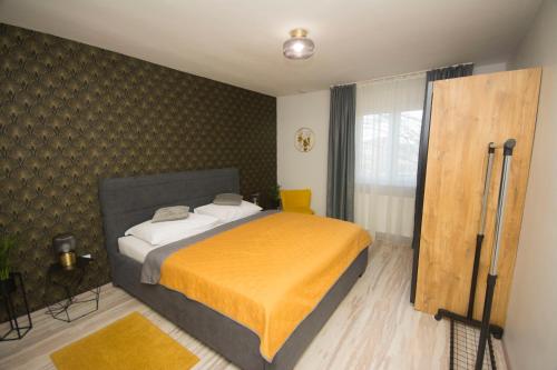 斯拉沃尼亚布罗德Apartman Lipa的一间卧室配有一张带橙色毯子的床