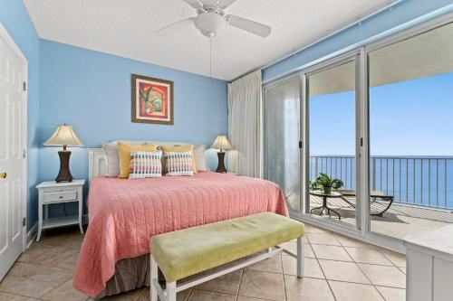 巴拿马城海滩Twin Palms 1705的一间卧室设有一张床和一个阳台