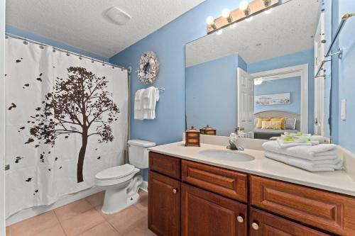 巴拿马城海滩Twin Palms 1705的一间带水槽、卫生间和淋浴的浴室