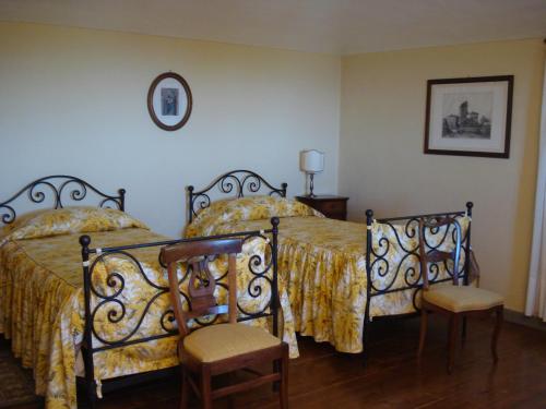 比耶拉奥罗巴圣殿旅舍的一间卧室配有两张床和两把椅子