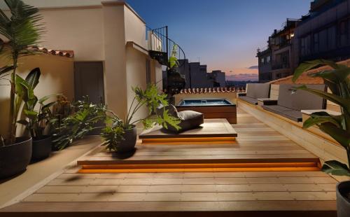 雅典Monument的建筑里种植了盆栽植物的阳台