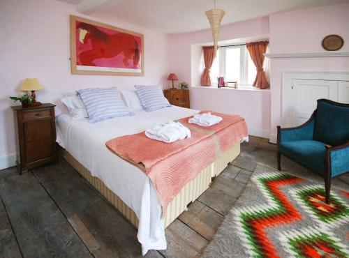 弗罗姆Charming Cottage in the Heart of Frome - Sun House的一间卧室配有一张床,上面有两条毛巾