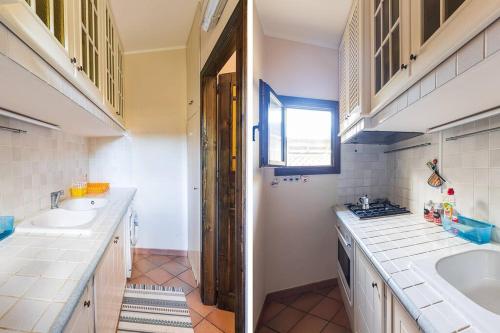 切法卢Casa al mare dei 7 Emiri的一间带水槽和两个水槽的浴室