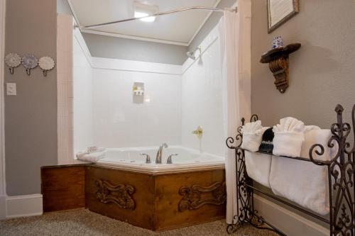 圣奥古斯丁夏洛特住宿加早餐旅馆的一间带浴缸的浴室