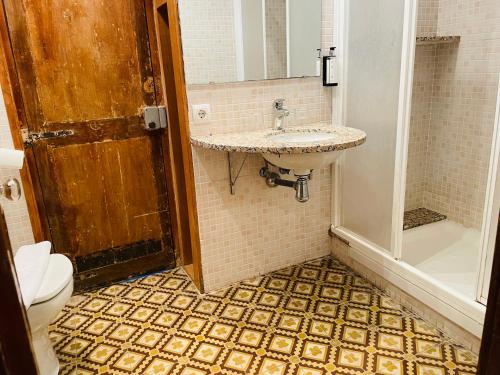 赫罗纳昆达罗之家酒店的一间带水槽和卫生间的浴室