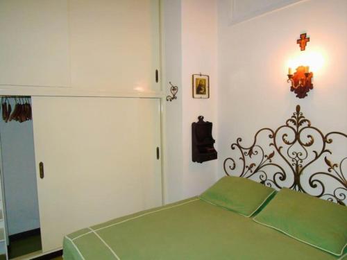 加尔尼亚诺Villa Pinetina的一间位于客房内的带绿床的卧室
