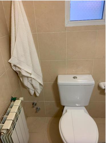 埃尔卡拉法特CALAFATE WIFI Depto 2 personas的一间带卫生间、窗户和毛巾的浴室