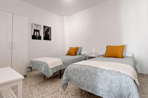 巴尔韦尔德Casa La Balaustrada的白色的客房配有两张床和一张桌子