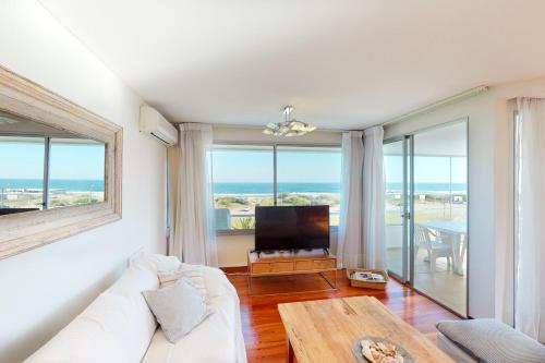 埃斯特角城Oceana Suites en Esturion, frente a playa Brava的客厅配有白色沙发和电视