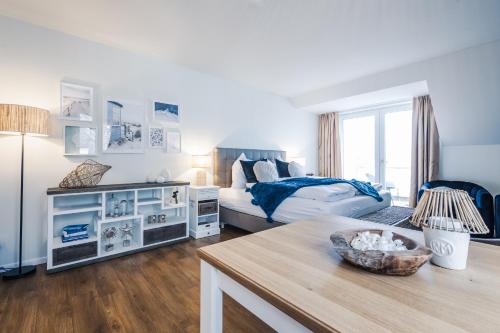 富伦多夫Baltic Lagoon Resort direkt am Meer的卧室配有一张床和一张桌子