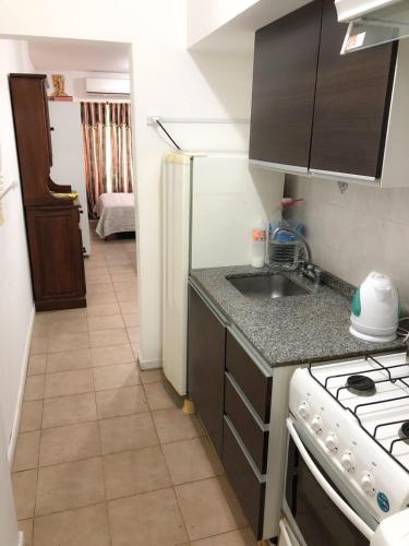罗萨里奥Monoambiente - Barrio Martin的厨房配有水槽和炉灶