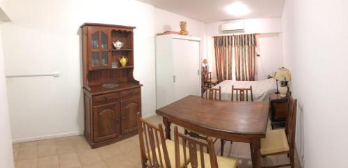 罗萨里奥Monoambiente - Barrio Martin的一间带木桌和椅子的用餐室
