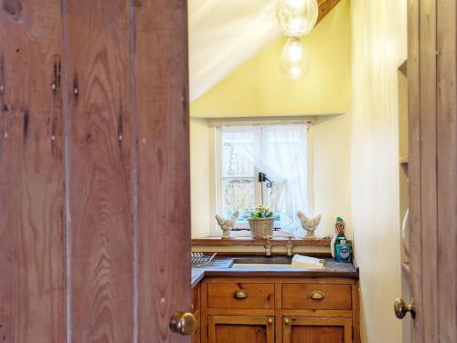 奇切斯特Truffle Cottage, Chichester的厨房设有水槽和窗户。
