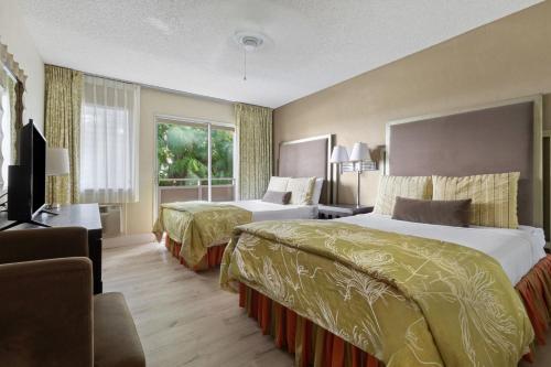 卡帕阿黑尔种植园套房酒店的酒店客房设有两张床和窗户。