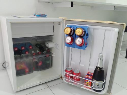 圣阿马鲁Ville Portal das Dunas Suites - St Amaro的装满饮料和苏打水罐的开放式冰箱