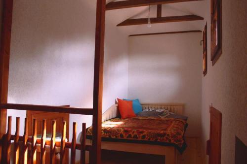 DelčevoTraditional Cottage - Vila Samovila的配有双层床的客房内的一张床位