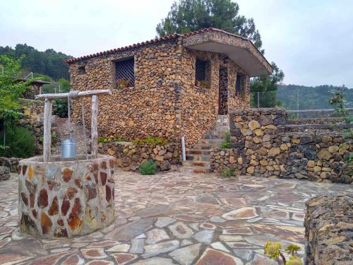 伊科德洛斯维诺斯LA TAGORA Conect with the nature & relax的石头房子,有石楼梯和石墙