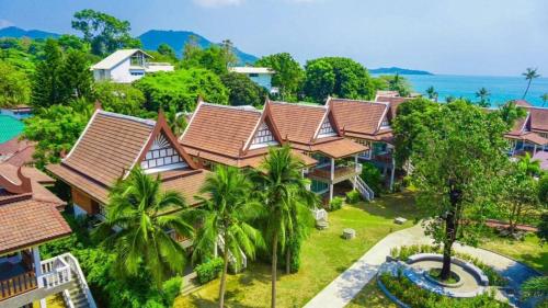 拉迈Aura Samui Best Beach Hotel - SHA Plus的享有树木和海洋的度假胜地的空中景致