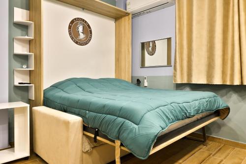 卡泰里尼Apollo 3 - Luxury Apartment (City Center Studio)的一张带绿色棉被的床
