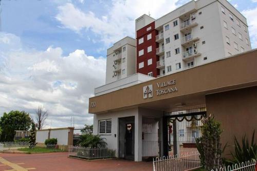 卡诺阿斯Apartamento completo próximo aeroporto e rodoviária de POA的一座白色的大建筑,上面有读村医院的标志