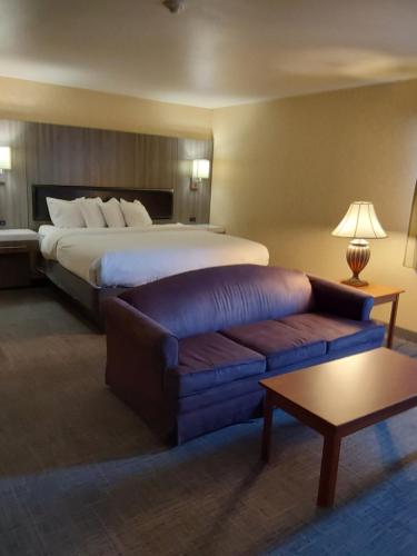 贝灵厄姆贝灵汉宾馆的酒店客房,配有床和沙发