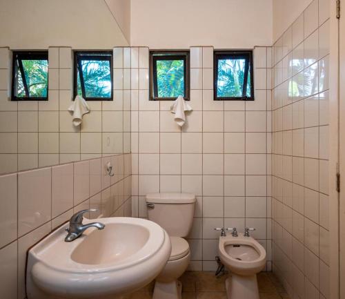 瓜纳卡斯特Claudia Villagge的一间带水槽和卫生间的浴室