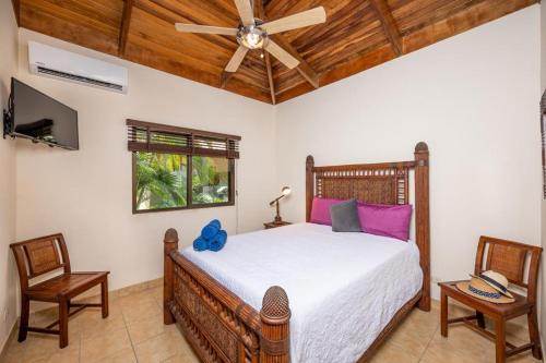 瓜纳卡斯特Claudia Villagge的一间卧室配有一张床和吊扇