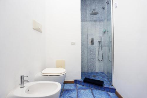阿纳卡普里Bellavita BB的浴室配有卫生间水槽和淋浴。