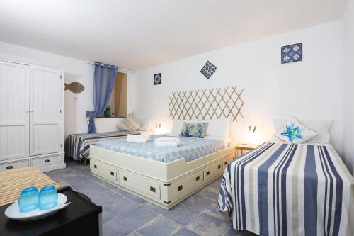 阿纳卡普里Bellavita BB的一间卧室配有两张床,桌子上放着蓝鞋