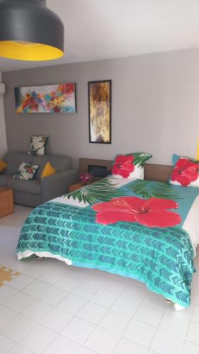 圣弗朗索瓦L hibiscus的一间卧室配有一张大床和一张沙发