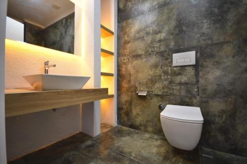 锡德Mali Garden Residence的浴室配有白色卫生间和盥洗盆。