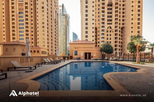 迪拜Alphatel Beach Hostel JBR的一座位于高楼城市的游泳池