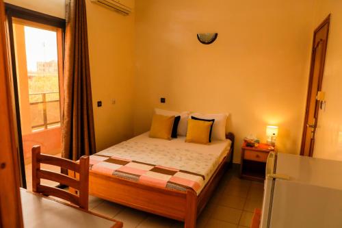 瓦加杜古AG HOTEL Ouaga的一间小卧室,配有床和窗户