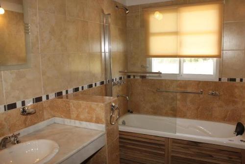 梅洛Winds Hill Resort & Spa的带浴缸和盥洗盆的浴室