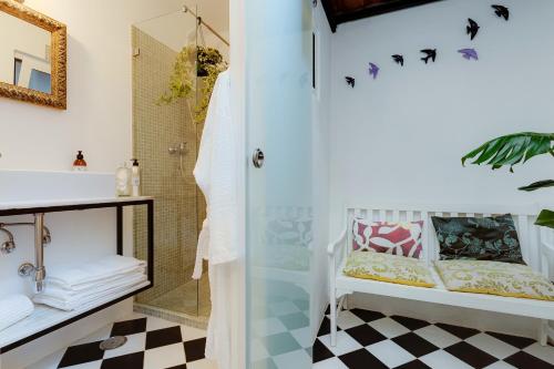 拉戈斯Your Vintage Townhouse的带淋浴、卫生间和盥洗盆的浴室