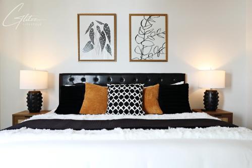 埃德蒙顿Modern Retreat 3 King Beds,Garage,Disney的一间卧室配有一张带两盏灯的黑白床。