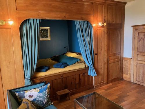 FromentalChâteau de Montautre的一间小卧室,配有一张带天蓬的床