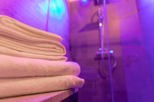 维罗纳Verona Urban Apartment的浴室内柜台上的一组毛巾