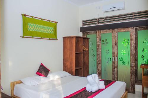 罗威那Araminth Guest House and Spa的一间卧室设有两张床和绿色的墙壁
