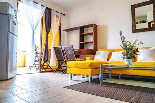 库鲁Bel appartement T2 * Netflix * Terrasse* Parking的客厅配有黄色的沙发和椅子
