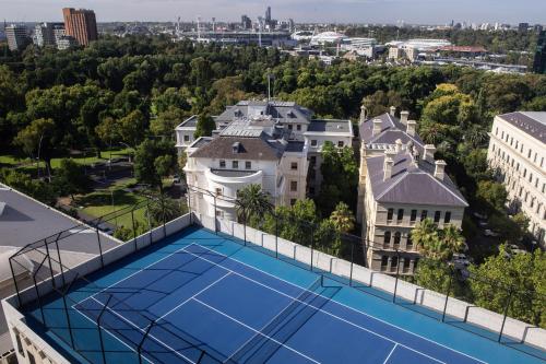 墨尔本墨尔本柏悦酒店的大楼屋顶网球场空中景观