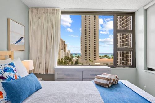 檀香山Hoʻomaha 1 bedroom Suite + 1 Free Parking的一间卧室设有一张床和一个大窗户