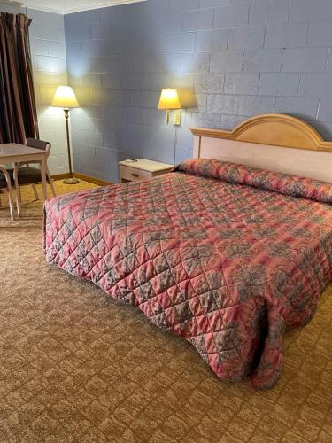 贾斯珀豪华汽车旅馆客房内的一张或多张床位