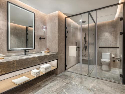 茂名茂名喜来登温泉度假酒店的带淋浴、盥洗盆和卫生间的浴室
