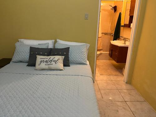 布莱克河St Bess Comfort Style的浴室里配有带枕头的床