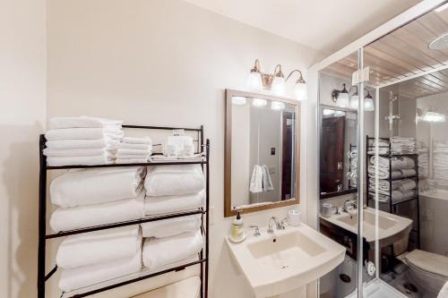 凯彻姆Ideal in Idaho的白色的浴室设有水槽和镜子