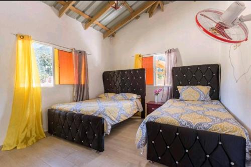 哈拉瓦科阿Sunflower village villa girasoles的一间卧室设有两张床和天花板